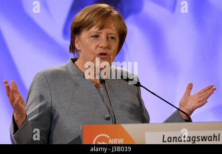 Bonn, Bad Godesberg, Germania. Il 4 maggio, 2017. Il cancelliere tedesco Angela Merkel parla durante una campagna elettorale evento del Nord Rhine-Westphalian CDU a Bad Godesberg, Germania, 4 maggio 2017. Foto: Henning Kaiser/dpa/Alamy Live News Foto Stock