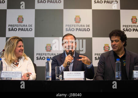 SÃO PAULO, SP - 04.05.2017: DORIA SALÁRIO DOA À FUNDAÇÃO GOL DE LETRA - sindaco João Doria e ex giocatore Raí Oliveira durante una conferenza stampa di questa mattina (04), quando il sindaco ha donato il suo stipendio di aprile al gol de Letra Foundation, rappresentato dalla ex atleta. Accanto al segretario comunale di diritti umani e di cittadinanza Patricia Bezerra. (Foto: Bruno Rocha/Fotoarena) Foto Stock