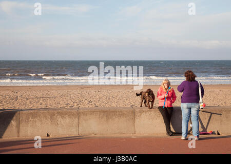 Portobello Beach, Edinburgh, Regno Unito. Il 4 maggio, 2017. Regno Unito Meteo. Due donne sedute sul lungomare di Portobello Beach a Edimburgo, Scozia. Meteo: 4.5.2017 Credito: Gabriela Antosova/Alamy Live News Foto Stock