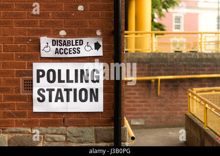 Bristol, Regno Unito. 04 maggio 2017. Elezioni svoltesi in Bristol, vasca da bagno e il nord-est il Somerset e il South Gloucestershire per eleggere il primo ad ovest di Inghilterra autorità combinato Mayor ('Metro Mayor'). Nella foto: una stazione di polling con un accesso per disabili rampa. Credito: Paolo Hennell/Alamy Live News Foto Stock