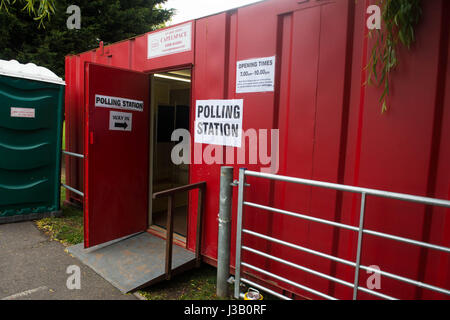 Braintree, Essex. Regno Unito. Il 4 maggio 2017. Un convertito contenitore di spedizione è stato trasformato in un seggio al parcheggio del Parco Marshalls a Braintree. Michael Tubi/ Alamy Live News Foto Stock