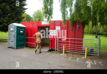 Braintree, Essex. Regno Unito. Il 4 maggio 2017. Un uomo cammina per il convertito contenitore di spedizione si è trasformato in una stazione di polling nel parcheggio di Marshalls Park a Braintree. Michael Tubi/ Alamy Live News Foto Stock