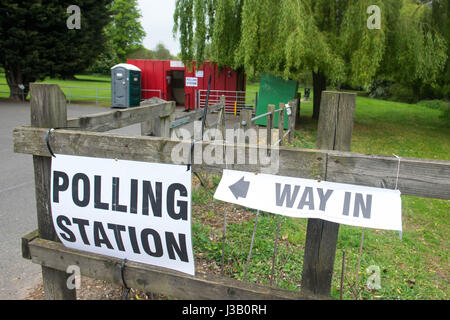 Braintree, Essex. Regno Unito. Il 4 maggio 2017. Un convertito contenitore di spedizione è stato trasformato in un seggio al parcheggio del Parco Marshalls a Braintree. Michael Tubi/ Alamy Live News Foto Stock