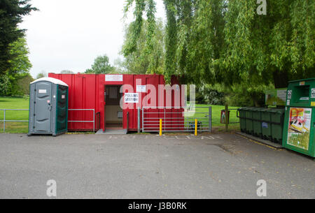 Braintree, Essex. Regno Unito. Il 4 maggio 2017. Un convertito contenitore di spedizione è stato trasformato in un seggio al parcheggio del Parco Marshalls a Braintree. Michael Tubi/ Alamy Live News Foto Stock