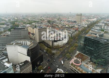 Berlino, Germania. 03 Maggio, 2017. Vista della zona di Westend, come visto dall'alto edificio "Upper West" a Berlino, Germania, 03 maggio 2017. Il 118-metro-alto edificio ospita negozi, uffici e un albergo economico. Foto: Monika Skolimowska/dpa/Alamy Live News Foto Stock