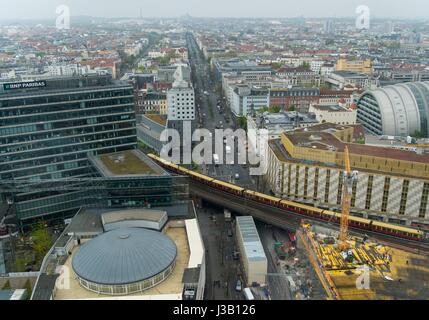 Berlino, Germania. 03 Maggio, 2017. Vista della zona di Westend, come visto dall'alto edificio "Upper West" a Berlino, Germania, 03 maggio 2017. Il 118-metro-alto edificio ospita negozi, uffici e un albergo economico. Foto: Monika Skolimowska/dpa/Alamy Live News Foto Stock