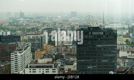 Berlino, Germania. 03 Maggio, 2017. Vista della zona di Westend, come visto dall'alto edificio "Upper West" a Berlino, Germania, 03 maggio 2017. Il 118-metro-alto edificio ospita negozi, uffici e un albergo economico. Foto: Monika Skolimowska/dpa/Alamy Live News Foto Stock