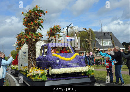 Un galleggiante decorate con fiori di lampadina prende parte all'annuale parata di fiori in Lisse vicino ad Amsterdam, Paesi Bassi, 22 aprile 2017. Le lampadine sono esportati mentre i fiori sono considerati rifiuti e quindi utilizzati per decorare i galleggianti. - Nessun filo SERVICE - foto: Ursula Düren/dpa Foto Stock