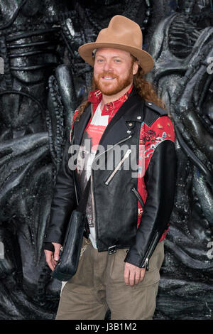 Londra, Regno Unito. Il 4 maggio 2017. Leigh Francesco assiste la Premiere mondiale di Ridley Scott film 'Alien: alleanza' in Leicester Square. Foto: immagini vibranti/Alamy Live News Foto Stock