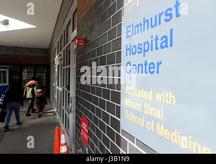 New York, Stati Uniti d'America. 13 Mar, 2017. La gente a piedi in un ospedale di New York, gli Stati Uniti il 13 marzo 2017. Stati Uniti Repubblicano-Casa controllata di rappresentanti il giovedì viene spinto attraverso una nuova versione della American Health Care atto volto ad abrogare e sostituire le parti principali di Obamacare, da un voto di 217-213. Credito: Wang Ying/Xinhua/Alamy Live News Foto Stock