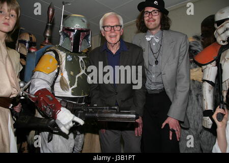 Blackfriars Ouseburn Cinema, Newcastle upon Tyne, Regno Unito. Il 4 maggio, 2017. Star Wars giorno: una serata con Boba Fett. Attore Jeremy Bulloch che ha giocato Boba Fett nella trilogia di Star Wars, UK Credit: David Whinham/Alamy Live News Foto Stock