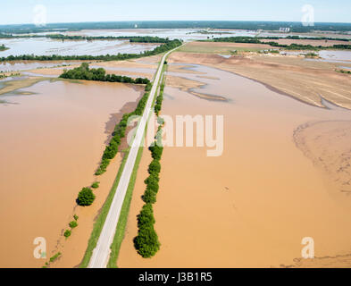 L'acqua si estende su tutti i terreni agricoli e le strade dopo un argine non riuscita lungo il fiume nero record seguente piogge di maggio 2, 2017 vicino a Pocahontas, Arkansas. Arkansas Gov. Asa Hutchinson chiamato nella guardia nazionale come almeno 20 persone sono state uccise segnalati attraverso il midwestern Stati Uniti. Foto Stock