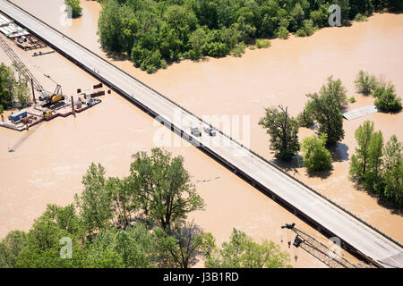 Guardie Nazionali di utilizzare veicoli Humvee di attraversare strade allagate dopo un argine non riuscita lungo il fiume nero record seguente piogge di maggio 2, 2017 in Pocahontas, Arkansas. Arkansas Gov. Asa Hutchinson chiamato nella guardia nazionale come almeno 20 persone sono state uccise segnalati attraverso il midwestern Stati Uniti. Foto Stock