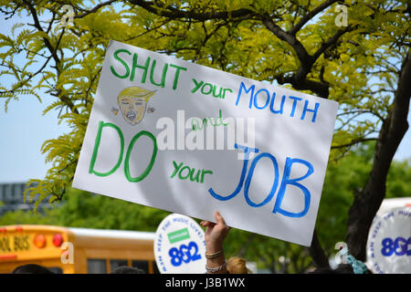 La città di New York, Stati Uniti d'America. Il 4 maggio, 2017. Persona in possesso di un segno che protestavano Donald Trump la prima visita a New York City come presidente. Credito: Christopher Penler/Alamy Live News Foto Stock