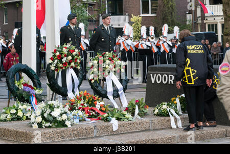 Dordrecht, Paesi Bassi. Il 4 maggio, 2017. I membri di Amnesty International a Dordrecht posa di fiori in guerra monumento su Sumatraplein sulla Nazionale Giorno del Ricordo. Credito: Tony Taylor/Alamy Live News Foto Stock