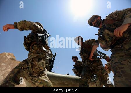 Amman, Giordania. Il 4 maggio, 2017. I soldati prendono parte al IX guerriero annuale concorso al Re Abdullah II Centro di formazione per le operazioni speciali di Amman, Giordania, il 4 maggio 2017. Credito: Mohammed Abu Ghosh/Xinhua/Alamy Live News Foto Stock