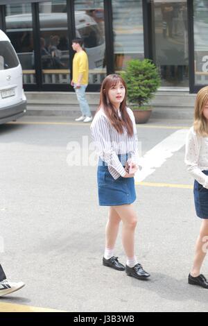 Seul in Corea. 04 Maggio, 2017. LABOUM assiste il xix elezione presidenziale votazione anticipata a Seul, in Corea il 04 maggio, 2017. (Cina e Corea diritti) Credito: TopPhoto/Alamy Live News Foto Stock