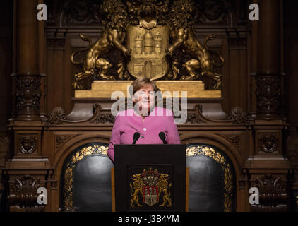 Amburgo, Germania. 05 Maggio, 2017. Il cancelliere tedesco Angela Merkel (CDU) intervenendo alla sessantottesima Uebersee Tag nel municipio di Amburgo, Germania, 05 maggio 2017. Foto: Daniel Reinhardt/dpa/Alamy Live News Foto Stock