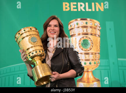 Berlino, Germania. 05 Maggio, 2017. Ex tedesco figura skater Katarina Witt, ambasciatore del DFB Cup, tenendo in mano la DFB Cup Trofeo durante la tradizionale cerimonia di premiazione a Berlino, Germania, 05 maggio 2017. La partita finale del DFB Cup si terrà il 27 maggio 2017 a Berlino tra i club della Bundesliga Eintracht Francoforte e Borussia Dortmund. Foto: Soeren Stache/dpa/Alamy Live News Foto Stock