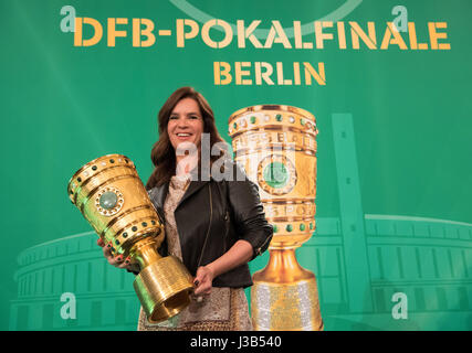 Berlino, Germania. 05 Maggio, 2017. Ex tedesco figura skater Katarina Witt, ambasciatore del DFB Cup, tenendo in mano la DFB Cup Trofeo durante la tradizionale cerimonia di premiazione a Berlino, Germania, 05 maggio 2017. La partita finale del DFB Cup si terrà il 27 maggio 2017 a Berlino tra i club della Bundesliga Eintracht Francoforte e Borussia Dortmund. Foto: Soeren Stache/dpa/Alamy Live News Foto Stock