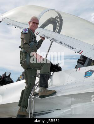 Travis, California, Stati Uniti d'America. Il 4 maggio, 2017. Ex eroe pilota di linea Chesley Sullenberger Sully III in posa per una foto prima di salire in cabina di pilotaggio per un volo con il USAF Thunderbirds a Travis Air Force Base Maggio 4, 2017 in Travis, California. Sullenberger è un 1973 Air Force Academy laureati ed è meglio conosciuto per aver superato l'atterraggio di un aereo di linea paralizzata nel fiume Hudson salvando le vite di 155 passeggeri. Credito: Planetpix/Alamy Live News Foto Stock