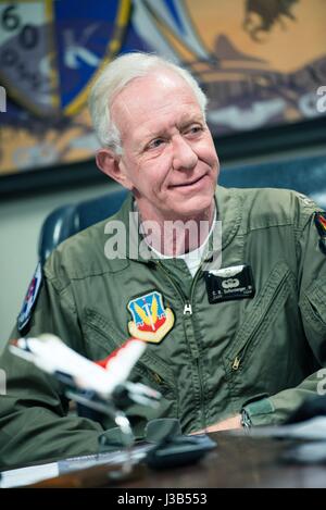 Travis, California, Stati Uniti d'America. Il 4 maggio, 2017. Ex eroe pilota di linea Chesley Sullenberger Sully III ascolta un briefing prima del suo volo con il USAF Thunderbirds a Travis Air Force Base Maggio 4, 2017 in Travis, California. Sullenberger è un 1973 Air Force Academy laureati ed è meglio conosciuto per aver superato l'atterraggio di un aereo di linea paralizzata nel fiume Hudson salvando le vite di 155 passeggeri. Credito: Planetpix/Alamy Live News Foto Stock