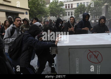 Parigi, Francia. 05 Maggio, 2017. Blocco del Lycee Voltaire in undicesimo arrondissement di Parigi - varie decine di studenti provenienti da Lycee Voltaire in undicesimo arrondissement di Parigi bloccato il loro stabilimento con l aiuto dei bidoni della spazzatura e cartelloni. Protestano contro la presenza nel secondo turno delle elezioni presidenziali di candidati di Le Pen e Macron che rappresentano per loro sia di stampo fascista e ultra-idee liberali. Credito: LE PICTORIUM/Alamy Live News Foto Stock