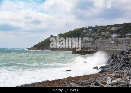 Mousehole, Cornwall, Regno Unito. Il 5 maggio 2017. Regno Unito Meteo. Forti venti da est stanno colpendo il Cornwall coast questo pomeriggio, con onde a partire di crash oltre la parete del porto a Mousehole. Credito: Simon Maycock/Alamy Live News Foto Stock