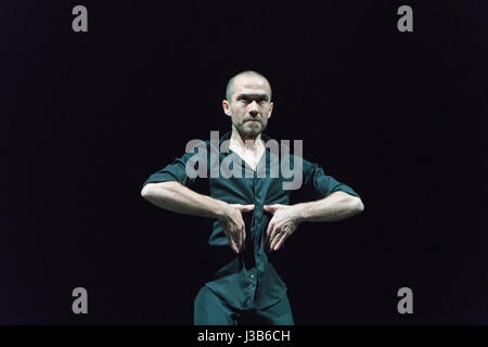 Londra, Regno Unito. Il 4 maggio, 2017. Agudo Dance Company presente SILK ROAD eseguita da Jose Agudo & Mavin Khoo a Lilian Baylis Studio: Sadler's Wells Theatre di Londra. Credito: Danilo Moroni/Alamy Live News Foto Stock