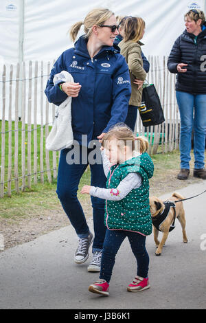 Gloucestershire, Regno Unito. Il 5 maggio, 2017. Zara Tindall e figlia mia passeggiata tra la folla della Mitsubishi Badminton Horse Trials in South Gloucestershire Credito: David Betteridge/Alamy Live News Foto Stock