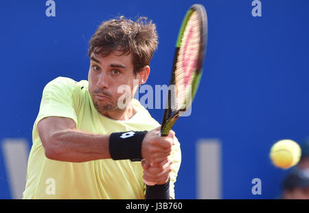 Monaco di Baviera, Germania. 05 Maggio, 2017. Gli Argentini Guido Pella svolge durante l'uomo singolo quarterfinal match contro il suo connazionale Zeballos in ATP torneo di tennis a Monaco di Baviera, Germania, 05 maggio 2017. Foto: Angelika Warmuth//dpa/Alamy Live News Foto Stock