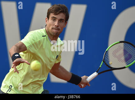 Monaco di Baviera, Germania. 05 Maggio, 2017. Gli Argentini Guido Pella svolge durante l'uomo singolo quarterfinal match contro il suo connazionale Zeballos in ATP torneo di tennis a Monaco di Baviera, Germania, 05 maggio 2017. Foto: Angelika Warmuth//dpa/Alamy Live News Foto Stock