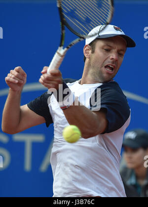 Monaco di Baviera, Germania. 05 Maggio, 2017. Argentinan Horacio Zeballos svolge durante l'uomo singolo quarterfinal match contro il suo connazionale Pella alla ATP torneo di tennis a Monaco di Baviera, Germania, 05 maggio 2017. Foto: Angelika Warmuth//dpa/Alamy Live News Foto Stock