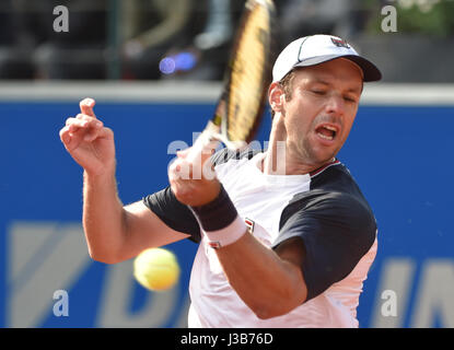 Monaco di Baviera, Germania. 05 Maggio, 2017. Argentinan Horacio Zeballos svolge durante l'uomo singolo quarterfinal match contro il suo connazionale Pella alla ATP torneo di tennis a Monaco di Baviera, Germania, 05 maggio 2017. Foto: Angelika Warmuth//dpa/Alamy Live News Foto Stock