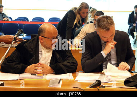 Udine, Italia. Il 5 maggio, 2017. Giuseppe Esposito (L) e Roberto Rigoni Stern (R) avvocati della Giosue Ruotolo durante il ventiseiesimo giorno della prova in 'Corte di Assise' per Giosue Ruotolo, accusato del duplice omicidio a Udine il 5 maggio, 2017. Ruotolo, anni 27, è accusato di tiro morto Ragone Trifone e Teresa Costanza il 17 marzo 2015, nel parcheggio di un impianto sportivo nella città settentrionale di Pordenone. Credito: Andrea Spinelli/Alamy Live News Foto Stock