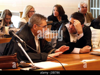 Udine, Italia. Il 5 maggio, 2017. Pier Umberto Vallerin (L) Ministro pubblica parla con Daniele Fabrizi (R) Ragone la famiglia avvocato durante il ventiseiesimo giorno della prova in 'Corte di Assise' per Giosue Ruotolo, accusato del duplice omicidio a Udine il 5 maggio, 2017. Ruotolo, anni 27, è accusato di tiro morto Ragone Trifone e Teresa Costanza il 17 marzo 2015, nel parcheggio di un impianto sportivo nella città settentrionale di Pordenone. Credito: Andrea Spinelli/Alamy Live News Foto Stock