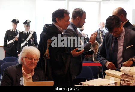 Udine, Italia. Il 5 maggio, 2017. Maurizio Mazzarella (L) avvocato parla con Pierluigi Grosseto (R) capo " Arma dei Carabinieri' Divisione Indagini di Pordenone durante il ventiseiesimo giorno della prova in 'Corte di Assise' per Giosue Ruotolo, accusato del duplice omicidio a Udine il 5 maggio, 2017. Ruotolo, anni 27, è accusato di tiro morto Ragone Trifone e Teresa Costanza il 17 marzo 2015, nel parcheggio di un impianto sportivo nella città settentrionale di Pordenone. Credito: Andrea Spinelli/Alamy Live News Foto Stock