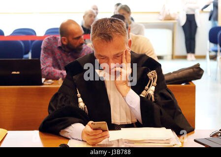 Udine, Italia. Il 5 maggio, 2017. Roberto Rigoni Stern avvocato del Giosue Ruotolo durante il ventiseiesimo giorno della prova in 'Corte di Assise' per Giosue Ruotolo, accusato del duplice omicidio a Udine il 5 maggio, 2017. Ruotolo, anni 27, è accusato di tiro morto Ragone Trifone e Teresa Costanza il 17 marzo 2015, nel parcheggio di un impianto sportivo nella città settentrionale di Pordenone. Credito: Andrea Spinelli/Alamy Live News Foto Stock