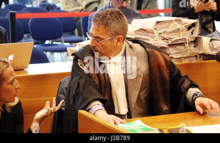 Udine, Italia. Il 5 maggio, 2017. Pier Umberto Vallerin (R) Ministro pubblica appare durante il ventiseiesimo giorno della prova in 'Corte di Assise' per Giosue Ruotolo, accusato del duplice omicidio a Udine il 5 maggio, 2017. Ruotolo, anni 27, è accusato di tiro morto Ragone Trifone e Teresa Costanza il 17 marzo 2015, nel parcheggio di un impianto sportivo nella città settentrionale di Pordenone. Credito: Andrea Spinelli/Alamy Live News Foto Stock