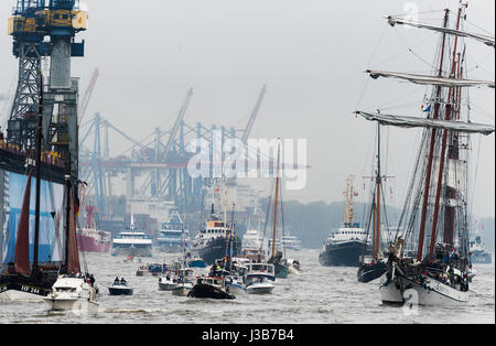 Amburgo, Germania. 05 Maggio, 2017. Navi navigano sull'Elba durante la parata di arrivo al porto di anniversario ad Amburgo, Germania, 05 maggio 2017. Più di un milione di visitatori e circa 300 navi sono attesi per visitare il porto durante le feste di anniversario tra il 05 e 07 maggio 2017. Foto: Christophe Gateau/dpa/Alamy Live News Foto Stock