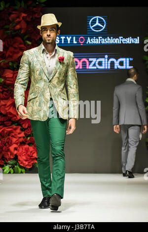 Kuala Lumpur, Malesia. Il 5 maggio, 2017. Giorno quattro di Mercedes STYLO Asia Fashion Festival 2017 il 5 maggio a Kuala Lumpur. Designer Bon Zainal 2017/2018 menwears collezione. © Danny Chan/Alamy Live News. Foto Stock