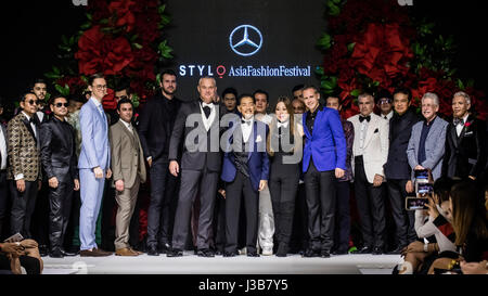 Kuala Lumpur, Malesia. Il 5 maggio, 2017. Giorno quattro di Mercedes STYLO Asia Fashion Festival 2017 a Kuala Lumpur. Designer Bon Zainal (Malesia) e Shinhwan Kim (Londra) vetrina menwears disegni. Datuk Nancy Yeoh (anteriore R 2nd) con YM Tunku Kechil Besar Tunku Datuk Mudzaffar (anteriore R 3rd), royalty valutazione frequentando il fashion show. © Danny Chan/Alamy Live News. Foto Stock