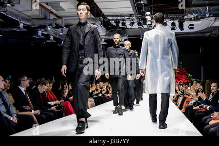 Kuala Lumpur, Malesia. Il 5 maggio, 2017. Giorno quattro di Mercedes STYLO Asia Fashion Festival 2017 il 5 maggio a Kuala Lumpur. Designer Kim Shinhwan (Londra) 2017/2018 menwears collezione. © Danny Chan/Alamy Live News. Foto Stock