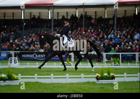 Bristol, Regno Unito. 05 Maggio, 2017. 5 maggio 2017, Christopher Burton riding Graf Liberty durante la fase di Dressage del 2017 Mitsubishi Motors Badminton Horse Trials, Badminton House, Bristol, Regno Unito. Credito: Jonathan Clarke/Alamy Live News Foto Stock