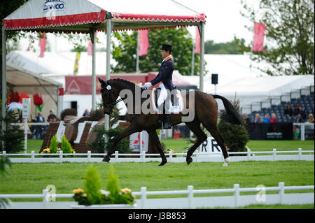 Bristol, Regno Unito. 05 Maggio, 2017. 5 maggio 2017, Christopher Burton riding Graf Liberty durante la fase di Dressage del 2017 Mitsubishi Motors Badminton Horse Trials, Badminton House, Bristol, Regno Unito. Credito: Jonathan Clarke/Alamy Live News Foto Stock