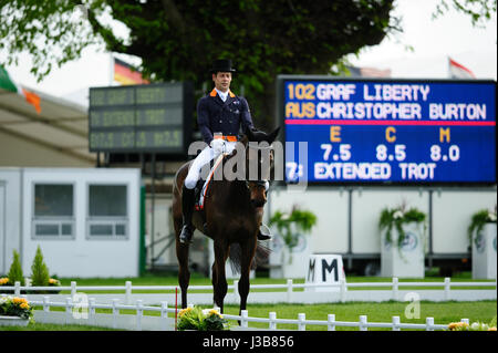 Bristol, Regno Unito. 05 Maggio, 2017. 5 maggio 2017, Christopher Burton riding Graf Liberty durante la fase di Dressage del 2017 Mitsubishi Motors Badminton Horse Trials, Badminton House, Bristol, Regno Unito. Credito: Jonathan Clarke/Alamy Live News Foto Stock