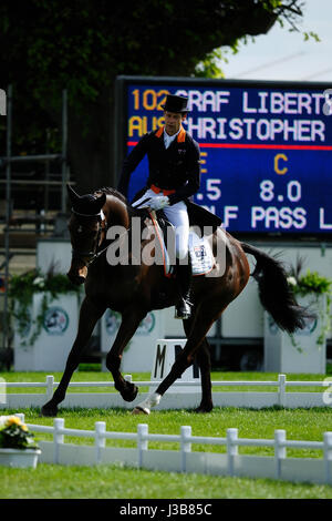 Bristol, Regno Unito. 05 Maggio, 2017. 5 maggio 2017, Christopher Burton riding Graf Liberty durante la fase di Dressage del 2017 Mitsubishi Motors Badminton Horse Trials, Badminton House, Bristol, Regno Unito. Credito: Jonathan Clarke/Alamy Live News Foto Stock