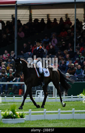 Bristol, Regno Unito. 05 Maggio, 2017. 5 maggio 2017, Christopher Burton riding Graf Liberty durante la fase di Dressage del 2017 Mitsubishi Motors Badminton Horse Trials, Badminton House, Bristol, Regno Unito. Credito: Jonathan Clarke/Alamy Live News Foto Stock