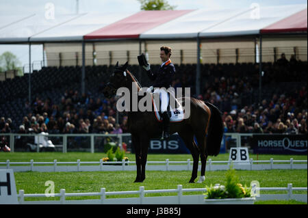 Bristol, Regno Unito. 05 Maggio, 2017. 5 maggio 2017, Christopher Burton riding Graf Liberty durante la fase di Dressage del 2017 Mitsubishi Motors Badminton Horse Trials, Badminton House, Bristol, Regno Unito. Credito: Jonathan Clarke/Alamy Live News Foto Stock