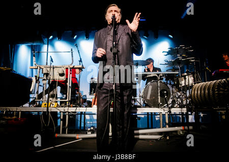 Newcastle, Regno Unito. Il 5 maggio, 2017. : Einstürzende Neubauten eseguire al Boilershop a Newcastle Upon Tyne, Inghilterra. Credito: Thomas Jackson/Alamy Live News Foto Stock